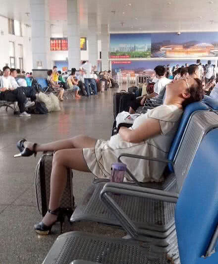 大巴上遇到的，誰看到都尷尬，必須上去提醒妹子了！