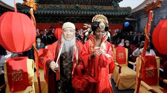 22歲非洲姑娘嫁給68歲中國老大爺！婚後生活很幸福 生下的女兒卻讓人感慨萬分！