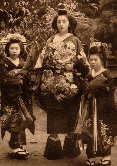 百年前的名妓長怎樣？「絕美仙顏」照片正翻！擺到現代也是大美人...網友：這很可以啊～