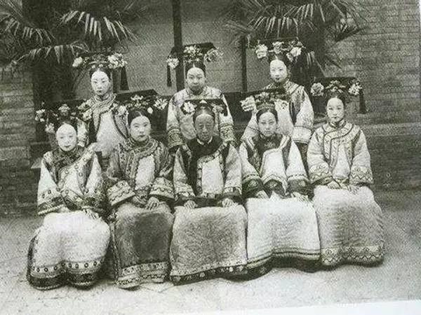 百年前的名妓長怎樣？「絕美仙顏」照片正翻！擺到現代也是大美人...網友：這很可以啊～