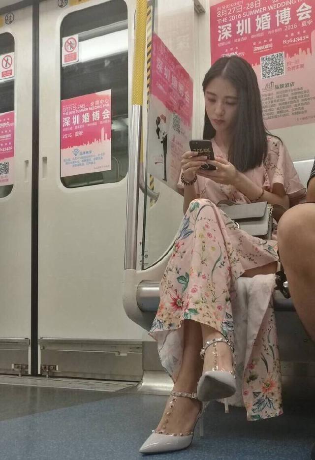 早上車上人真多，把姑娘擠的都快站不住了！