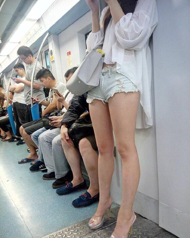 早上車上人真多，把姑娘擠的都快站不住了！