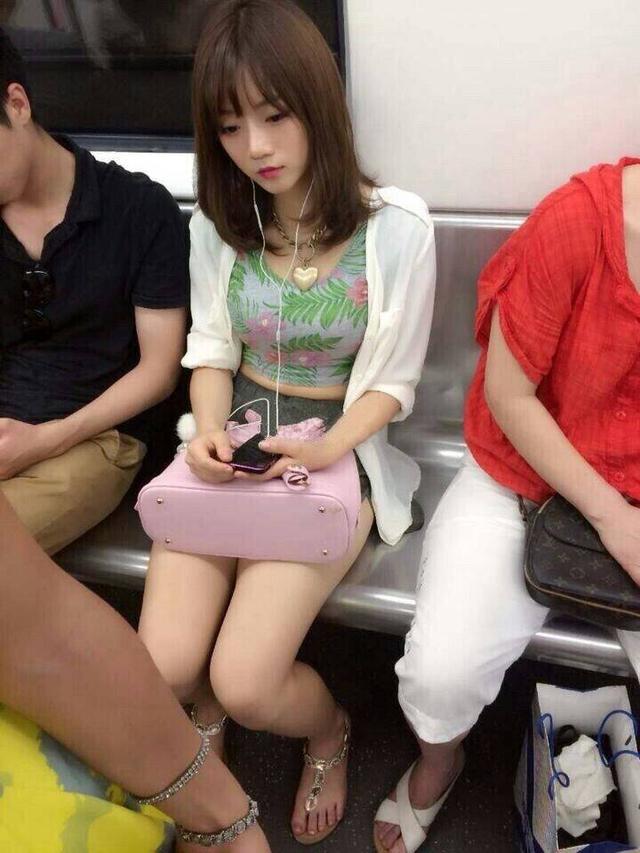 早上車上人真多，把姑娘擠的都快站不住了！