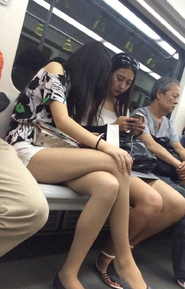 早上車上人真多，把姑娘擠的都快站不住了！