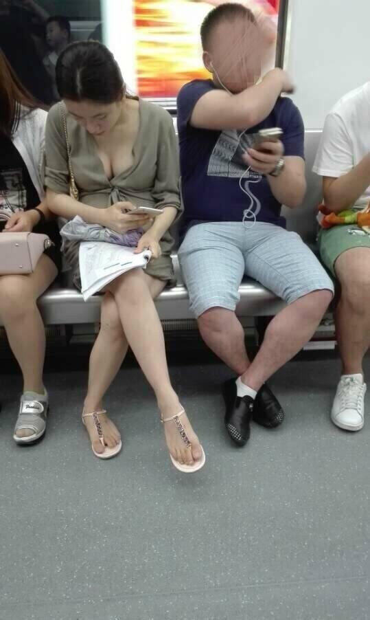 早上車上人真多，把姑娘擠的都快站不住了！