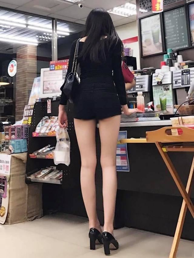 便利店的少女短褲一個比一個美，看了容易讓人晚上激動睡不著！
