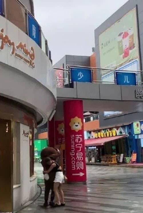 男子努力打工賺錢，卻只換來一頂『綠帽驚喜』！