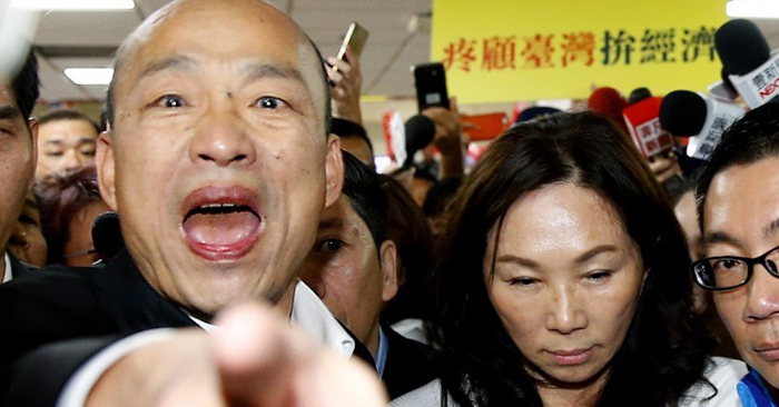 市民氣炸！陳其邁漏夜勘災 韓國瑜竟現身廚藝展飯局 網酸：「高雄市長由行政院副院長暫代，市長下班了假日選總統沒空！」