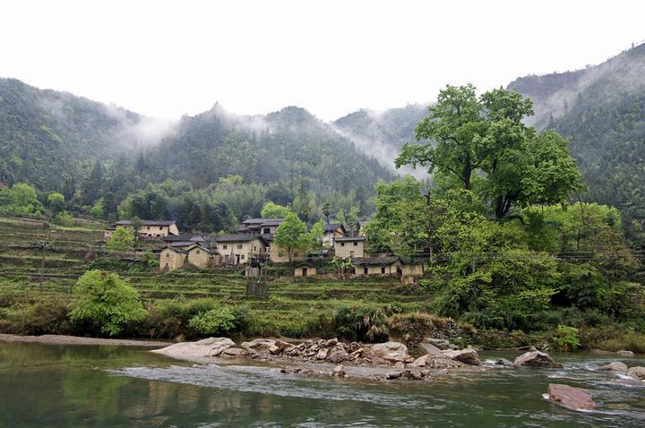 妻子掉進山洞不知所蹤，丈夫每天往洞裡扔饅頭，5年後山洞裡爬出一人！