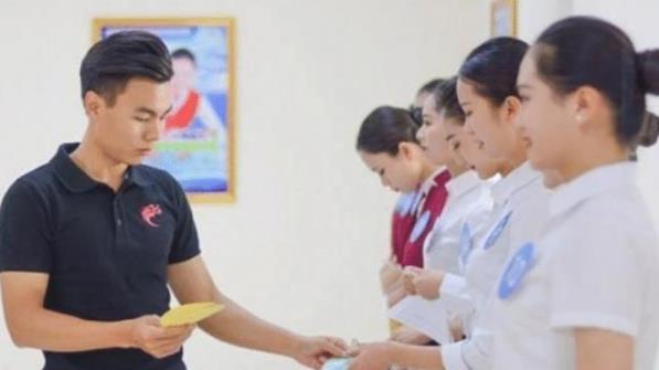女面試官：我褲子拉鍊開了你怎麼提醒我？一個面試者的「絕妙回答」當場被錄取