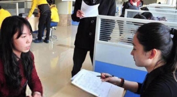 女面試官：我褲子拉鍊開了你怎麼提醒我？一個面試者的「絕妙回答」當場被錄取