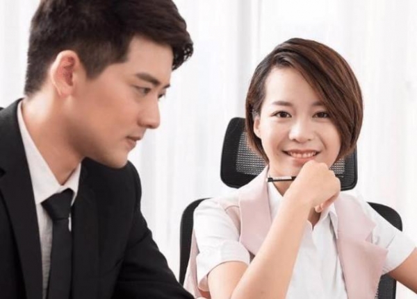 女面試官：我褲子拉鍊開了你怎麼提醒我？一個面試者的「絕妙回答」當場被錄取