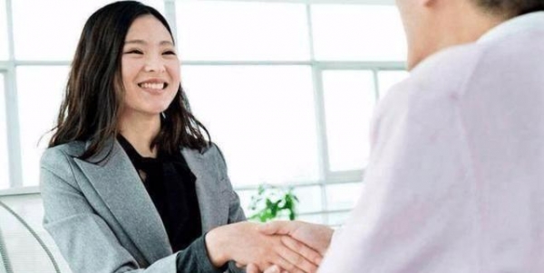 女面試官：我褲子拉鍊開了你怎麼提醒我？一個面試者的「絕妙回答」當場被錄取