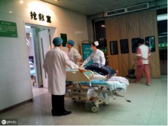 36歲男子，深夜腦出血離世，醫生惋惜：睡前最忌這1件事！