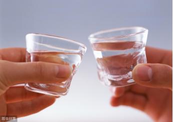 36歲男子，深夜腦出血離世，醫生惋惜：睡前最忌這1件事！