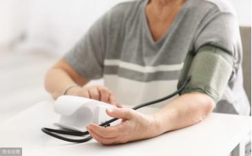 36歲男子，深夜腦出血離世，醫生惋惜：睡前最忌這1件事！