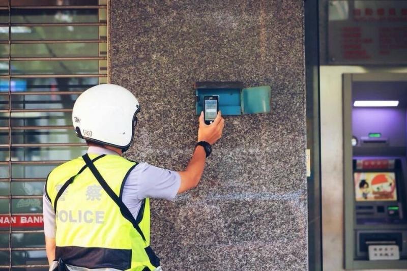 公然洗警！民眾玩到一半「突然拿水管噴警察」當街替他沖涼　不怕被開單「每年就等這一天」! 