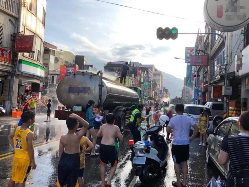 公然洗警！民眾玩到一半「突然拿水管噴警察」當街替他沖涼　不怕被開單「每年就等這一天」! 