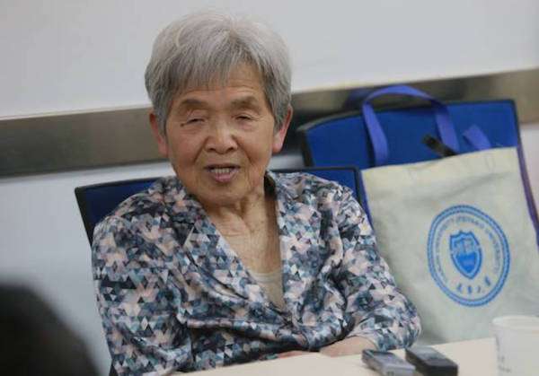 81歲學霸阿嬤「精通5國語言」大學全科滿分畢業！看到她的「超完整筆記」讓全球大學生慚愧不已！