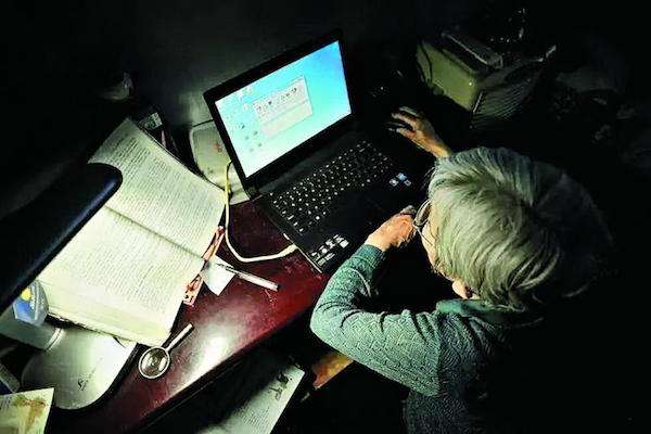 81歲學霸阿嬤「精通5國語言」大學全科滿分畢業！看到她的「超完整筆記」讓全球大學生慚愧不已！