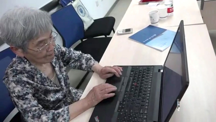 81歲學霸阿嬤「精通5國語言」大學全科滿分畢業！看到她的「超完整筆記」讓全球大學生慚愧不已！