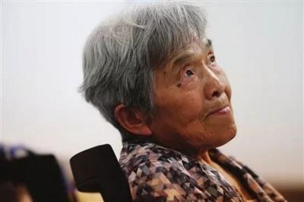 81歲學霸阿嬤「精通5國語言」大學全科滿分畢業！看到她的「超完整筆記」讓全球大學生慚愧不已！