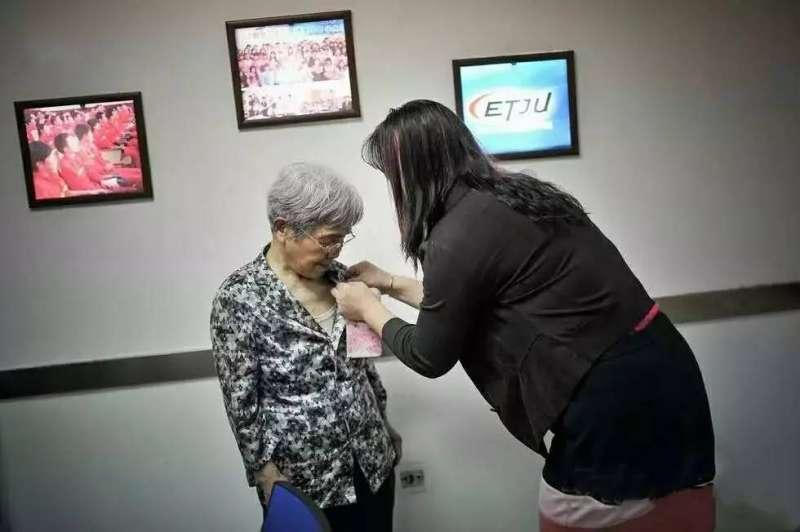 81歲學霸阿嬤「精通5國語言」大學全科滿分畢業！看到她的「超完整筆記」讓全球大學生慚愧不已！