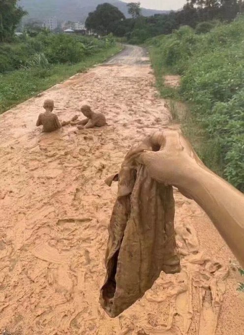 暑假回家太興奮「玩成泥人」　網友笑噴：回家媽媽看到兵馬俑 