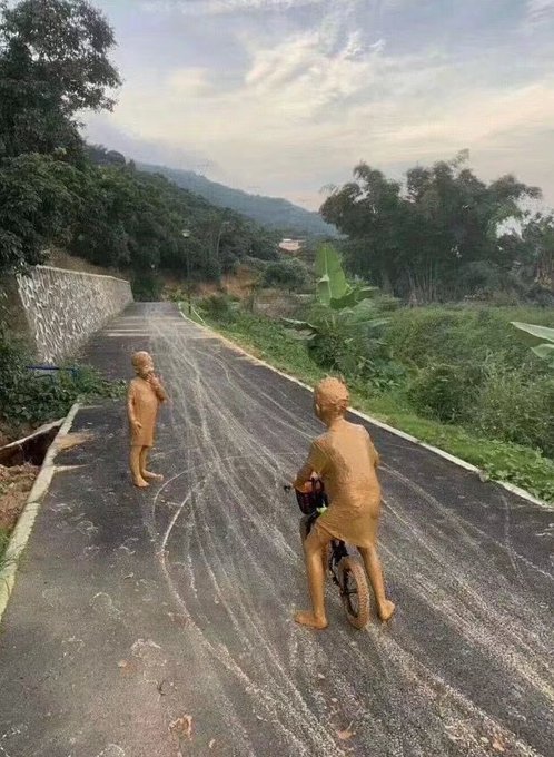 暑假回家太興奮「玩成泥人」　網友笑噴：回家媽媽看到兵馬俑 