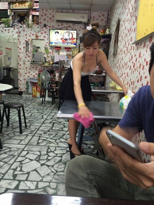 穿這樣上菜真的太過分了，板橋越南美味老闆娘上菜 網友直呼好逼人！