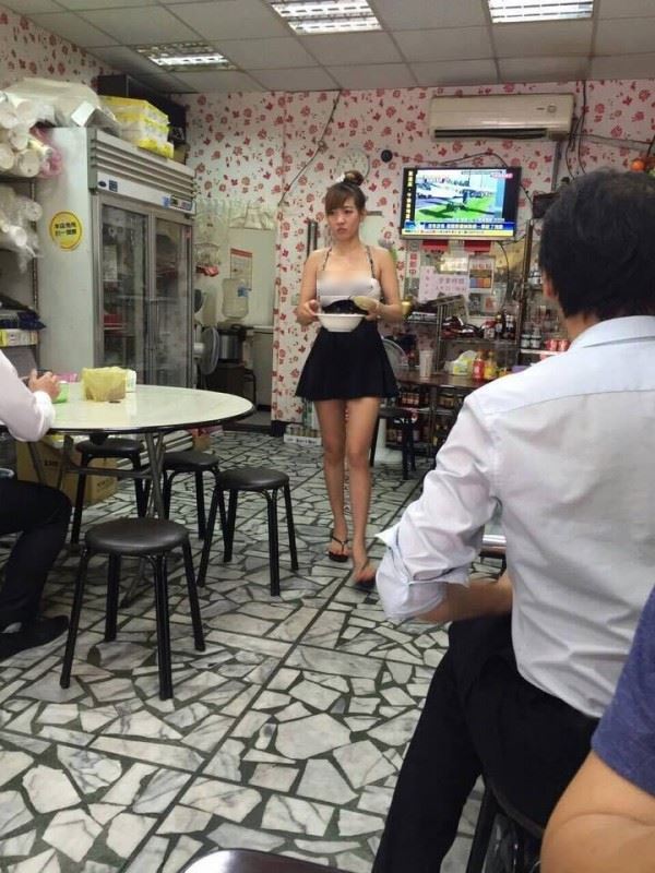 穿這樣上菜真的太過分了，板橋越南美味老闆娘上菜 網友直呼好逼人！