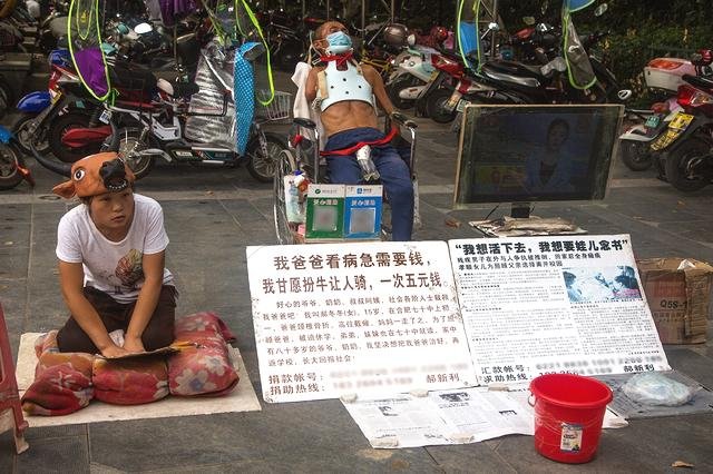 一跪就是三年多，18歲女孩扮牛讓人騎，睡覺用繩子牽著父親！