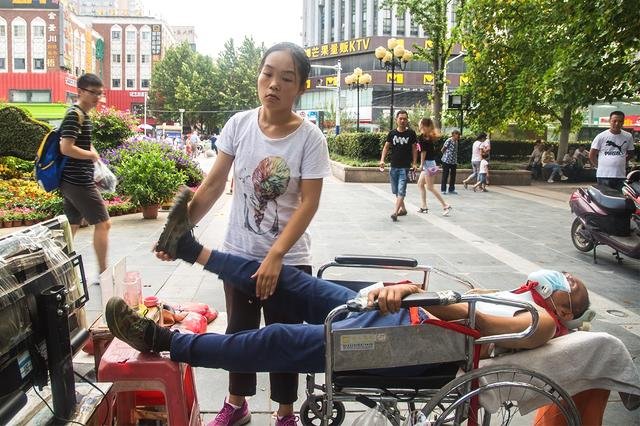 一跪就是三年多，18歲女孩扮牛讓人騎，睡覺用繩子牽著父親！