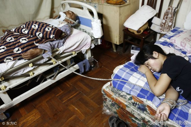 一跪就是三年多，18歲女孩扮牛讓人騎，睡覺用繩子牽著父親！