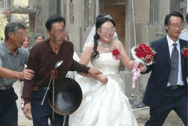 兒媳剛去世兒子就另娶，我趕去婚禮，看到新娘我恨不得死的是兒子！