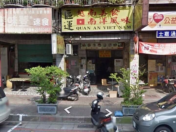 穿這樣上菜真的太過分了，板橋越南美味老闆娘上菜 網友直呼好逼人