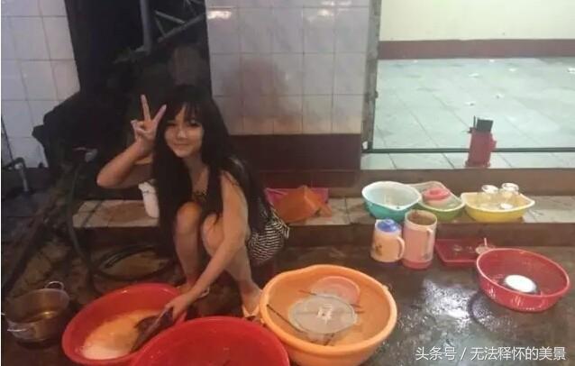 穿這樣上菜真的太過分了，板橋越南美味老闆娘上菜 網友直呼好逼人