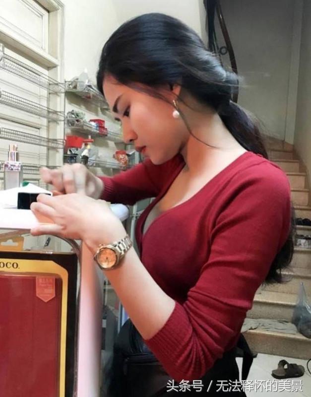 穿這樣上菜真的太過分了，板橋越南美味老闆娘上菜 網友直呼好逼人