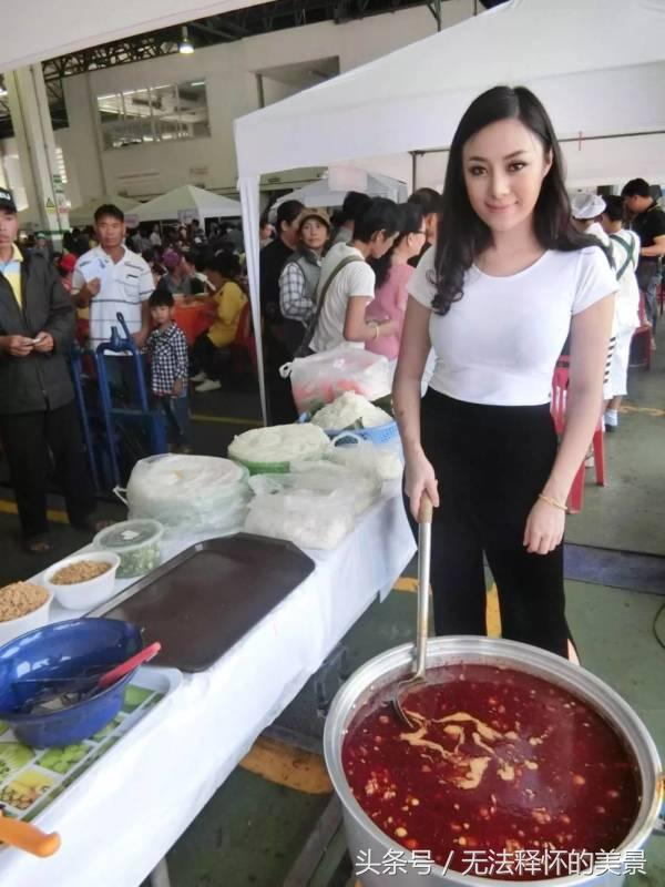 穿這樣上菜真的太過分了，板橋越南美味老闆娘上菜 網友直呼好逼人