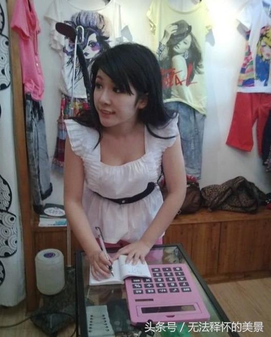 穿這樣上菜真的太過分了，板橋越南美味老闆娘上菜 網友直呼好逼人