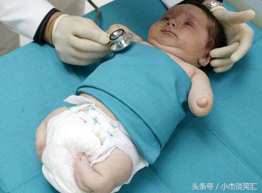 公雞被大蟒蛇咬死，我把雞燉湯給懷孕老婆喝，生下的嬰兒讓全家人無言 ！