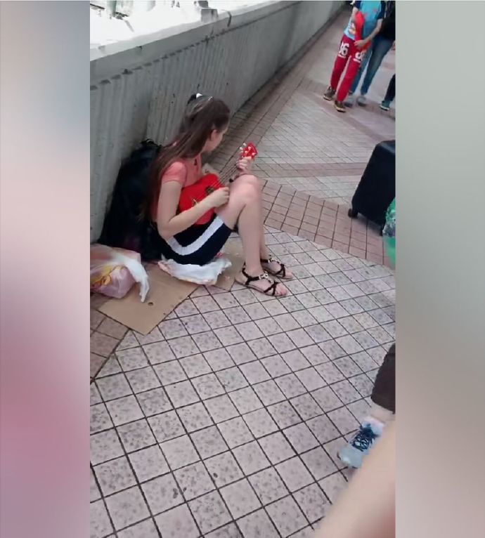 絕美金絲貓妹妹！街頭賣藝籌錢…一看「神扯正臉蛋」呼吸都停了 眾人歪：快幫她