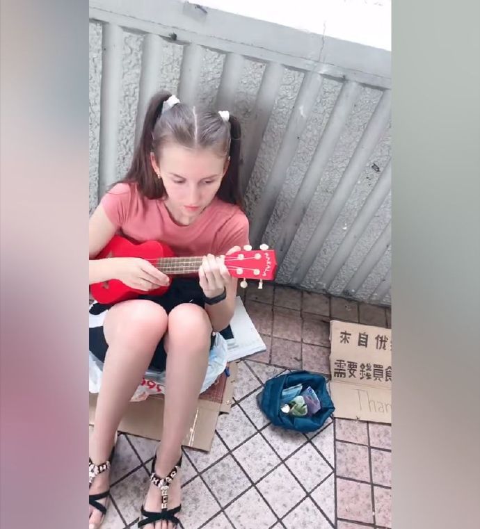 絕美金絲貓妹妹！街頭賣藝籌錢…一看「神扯正臉蛋」呼吸都停了 眾人歪：快幫她