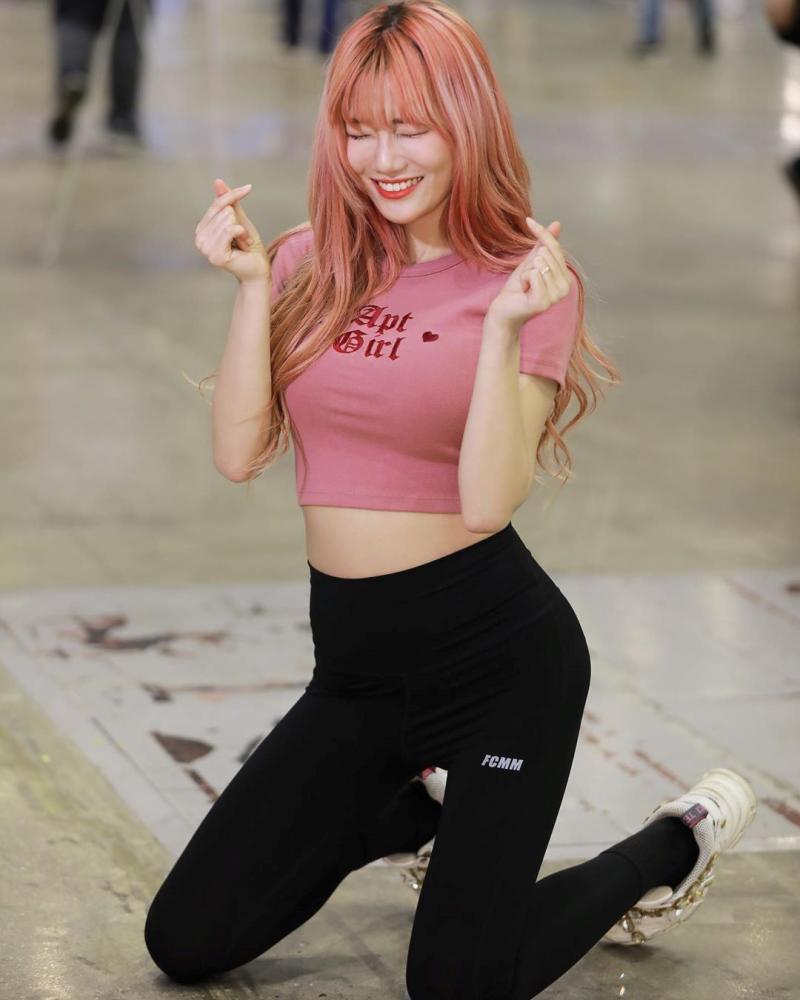 韓國騷娘「빛베리 Berry」神還原不知火舞， 性感美體藏不住！側邊失守高衩開到腰！