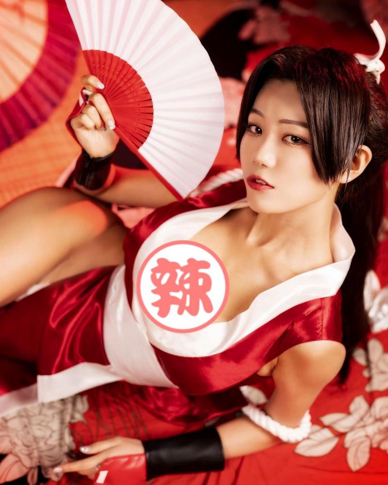 韓國騷娘「빛베리 Berry」神還原不知火舞， 性感美體藏不住，側邊大失守高衩開到腰！