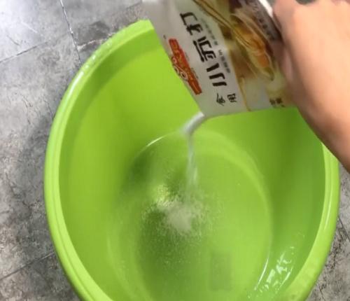 拖把又黑又髒很難清洗？用這個小妙招，瞬間把拖把洗的乾乾凈凈！