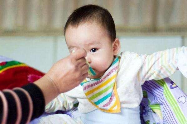 5歲男孩低燒不退，原來水壺暗藏玄機，趕緊檢查你家孩子水壺 