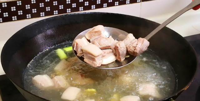2個馬鈴薯，1條五花肉，簡單一做，沒想到這麼好吃，餐廳都吃不到，太香了！