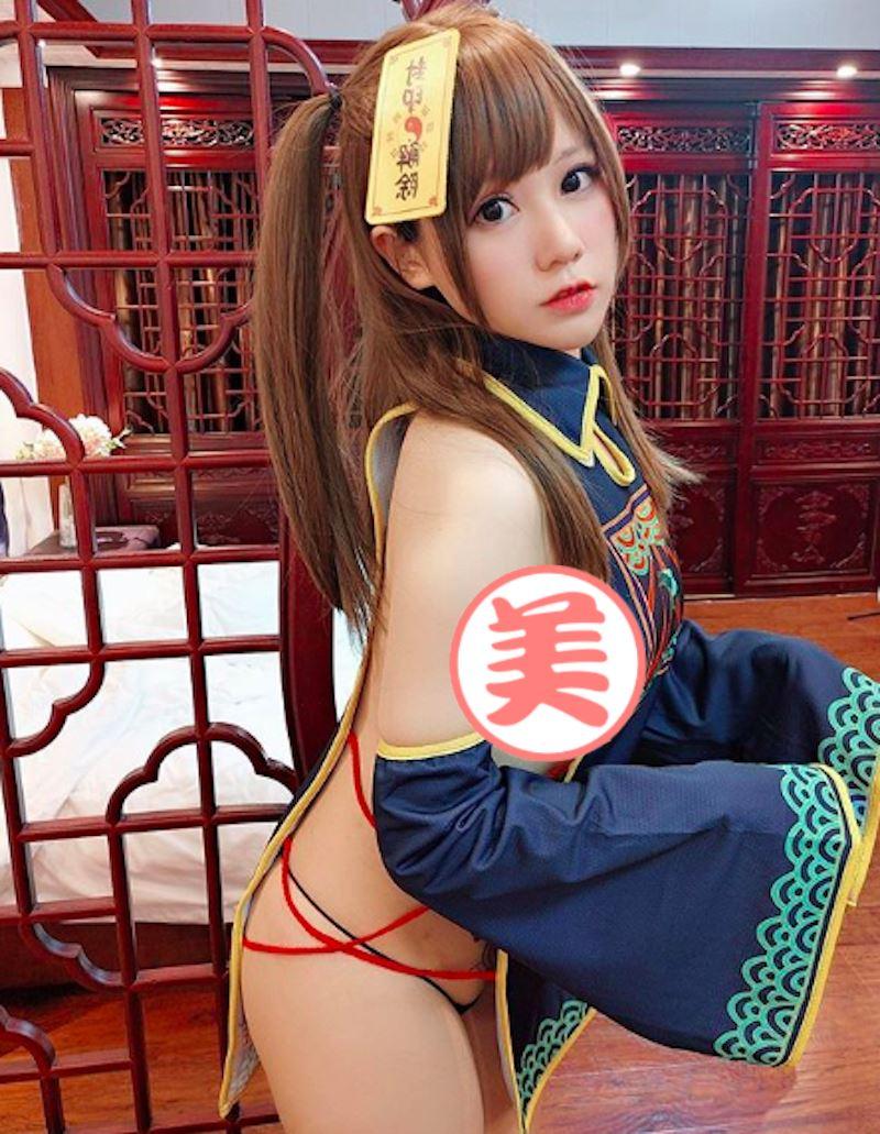 強國人氣cos作風狂放「開腿性感照」只是小日常，「渾圓曲線」最愛從衣領跑出來！