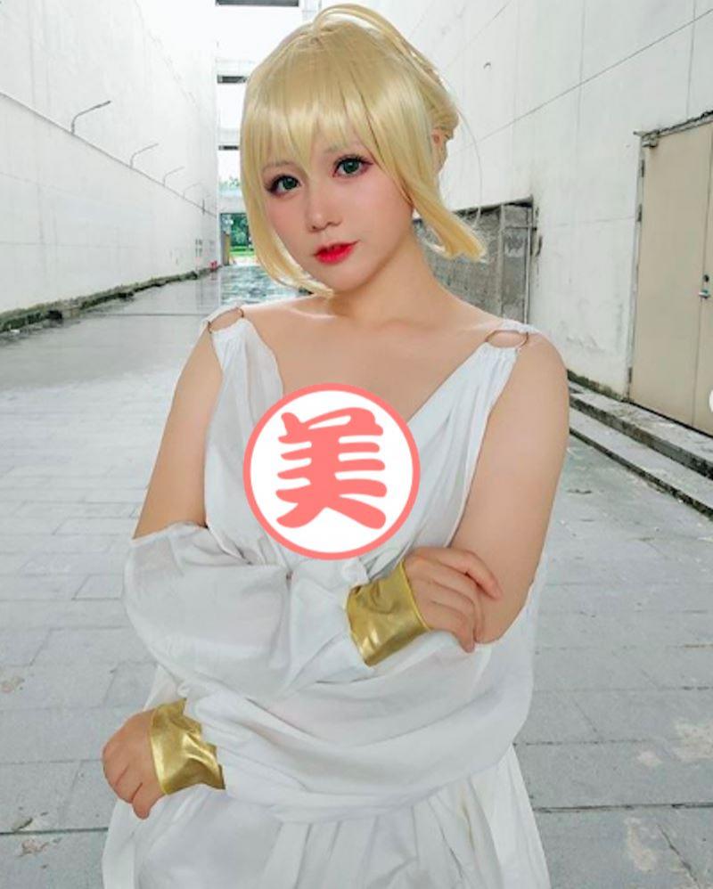 強國人氣cos作風狂放「開腿性感照」只是小日常，「渾圓曲線」最愛從衣領跑出來！